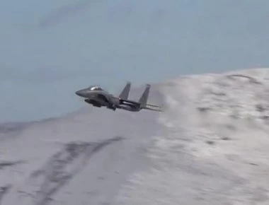 Ένα F-15 κάνει χαμηλή πτήση στα βουνά της Ουαλίας (βίντεο)
